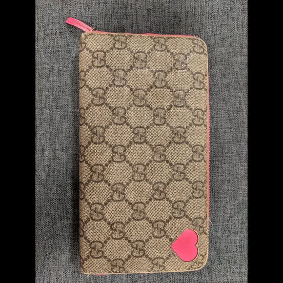 Gucci Handbags - 🐰🎀 Authentic Gucci Neon Heart GG Supreme Zip-around Wallet